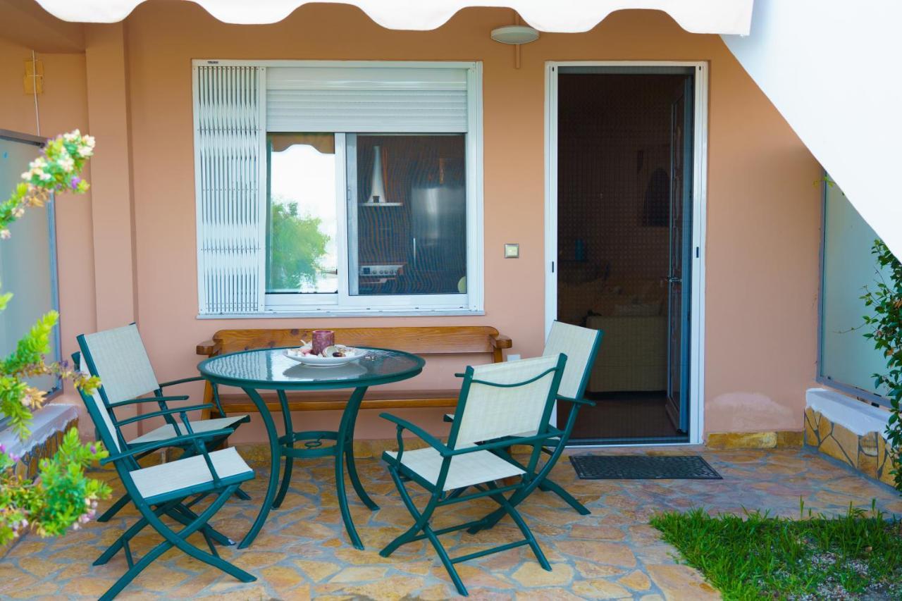 Loutsa By The Sea Apartamento Exterior foto