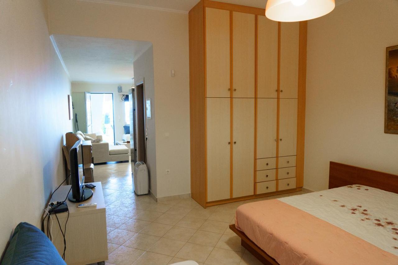 Loutsa By The Sea Apartamento Exterior foto