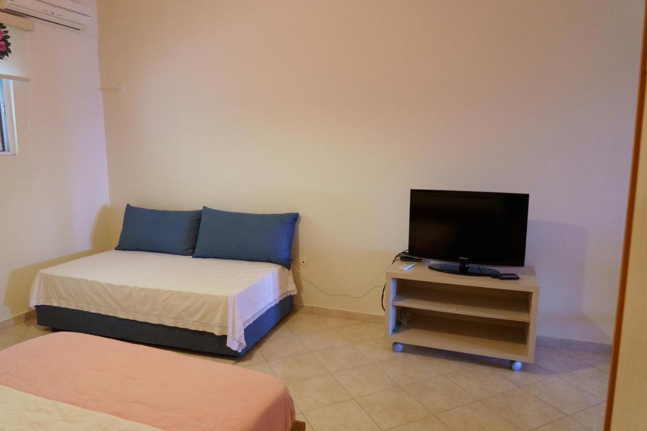 Loutsa By The Sea Apartamento Exterior foto