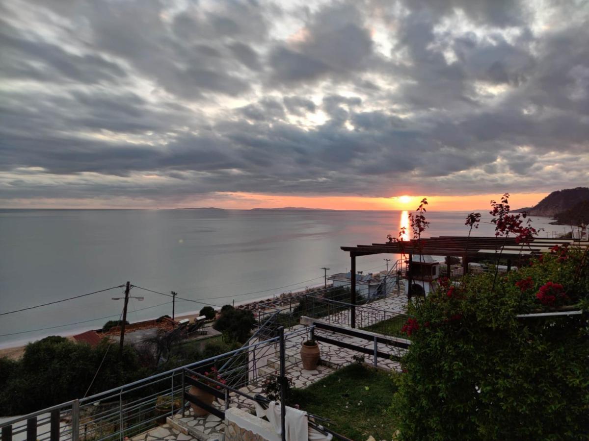Loutsa By The Sea Apartamento Exterior foto